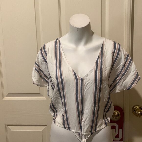 Sim & Sam crop V-neck Thai front Ray on top. Small - Picture 1 of 8